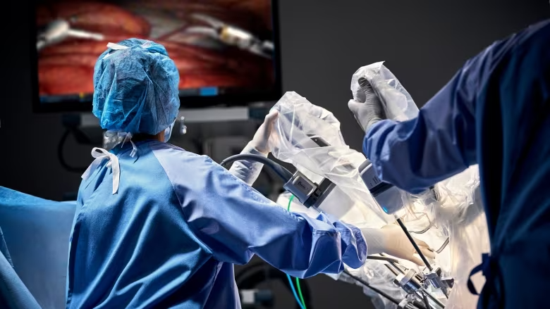 أطباء يجرون عملية جراحية باستخدام روبوت دافنشي