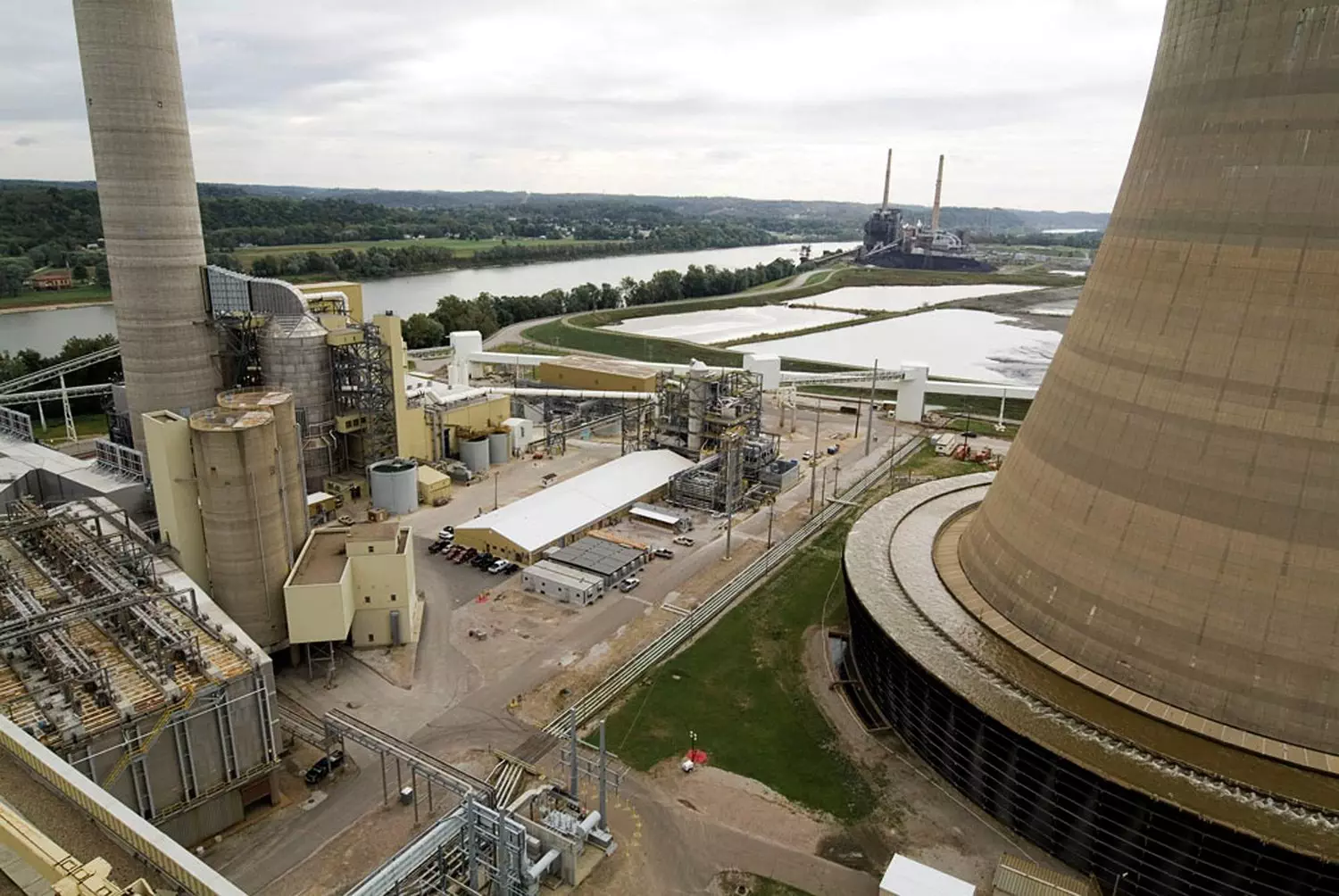 وحدة عزل الكربون في مصنع ماونتينير التابع لشركة «أميريكان إليكتريك باور»  بولاية فيرجينيا الغربية (رويترز)